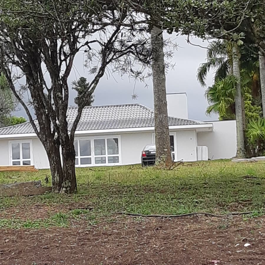 Residência com varanda gourmet e churrasqueira em tijolo aparente, obra MBRUN Construções.
