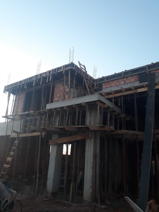 Residência em fase estrutural, alvenaria e laje, obra MBRUN Construções.